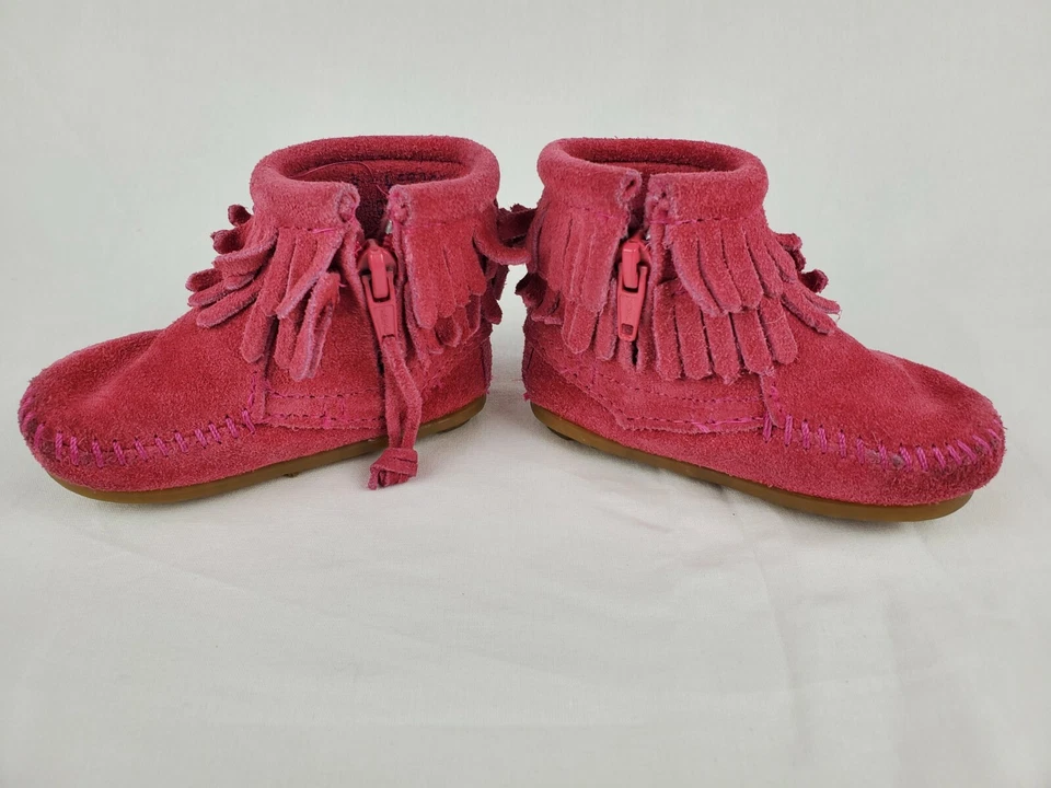 Mocassins Minnetonka bebê tamanho 2 botas de couro camurça rosa - Imagem 3 de 4