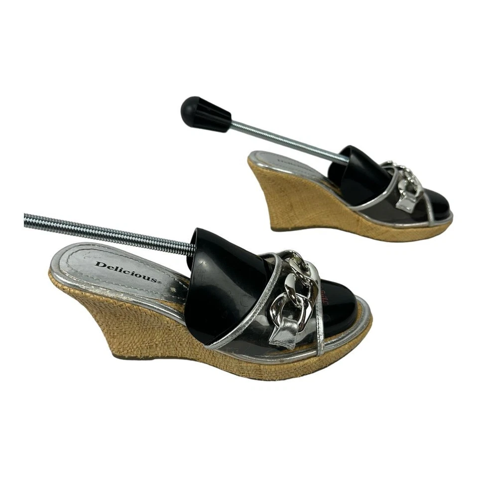 Delicious Tacones de cuña negros para mujer con detalles plateados y plataforma de rafia talla 7 Foto 3 de 4