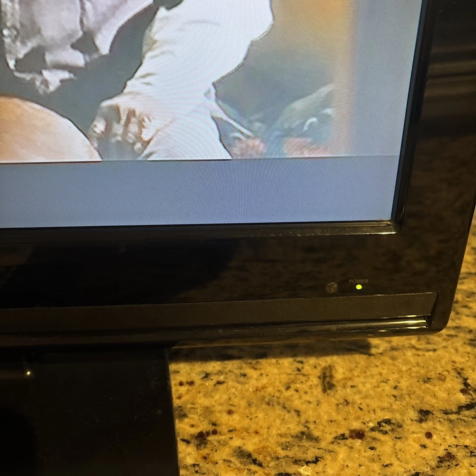 HITACHI L26D204 LCD HDTV DVD Combo Flatscreen w/ Remote - Retro Gaming TV Tested - Image 4 of 4