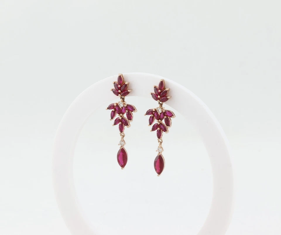 Pendientes colgantes de topacio blanco y rubí de oro rosa de 18k creados en laboratorio de 1,5" Foto 3 de 4