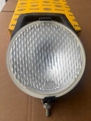 HELLA Arbeitsscheinwerfer 1G4 004 480-001 für MAN H3 Halogen 12V 24V 153mm F90 - Bild 1 von 4