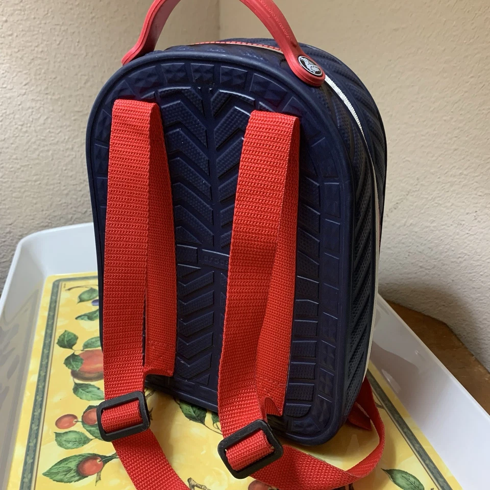 Crocs Mini Mochila Azul Marino Rojo Goma Cremallera Niños Unisex Bolso Preescolar-LIMPIO Foto 3 de 4