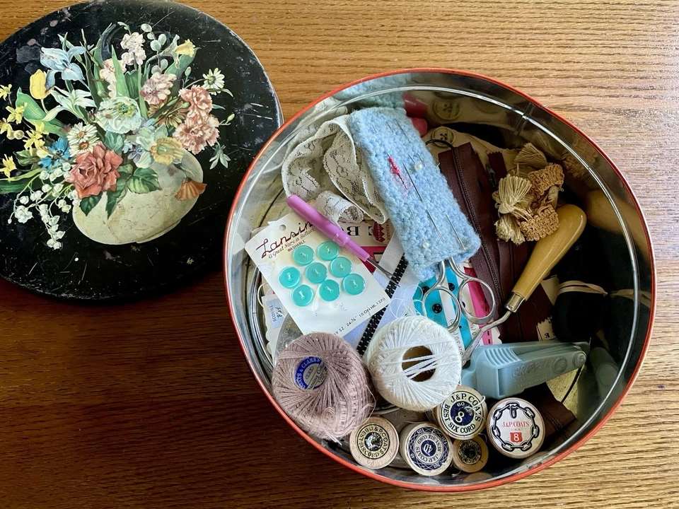 "Lata floral grande de 10"" de colección de nociones de costura CottageCore, GrannyCore, ShabbyChic" Foto 4 de 4