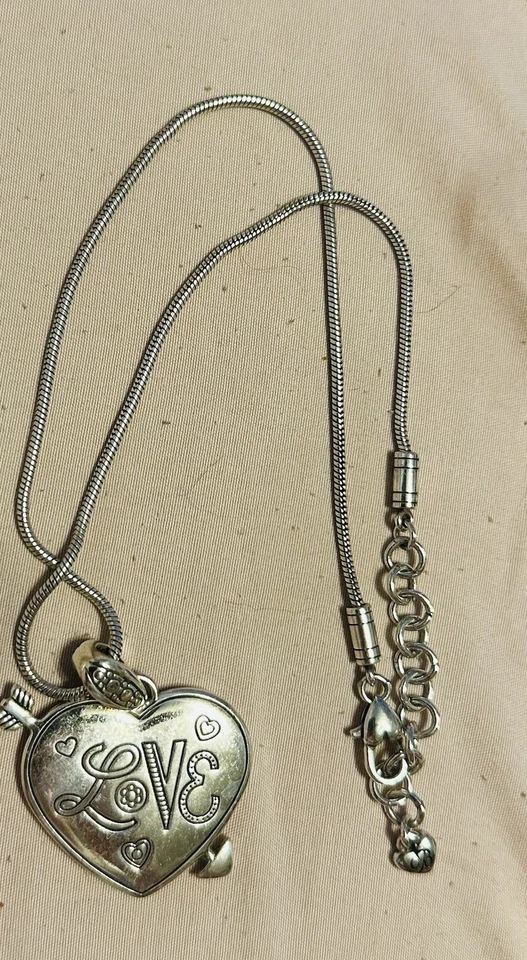 Collar Brighton Corazón Rojo Foto 2 de 2