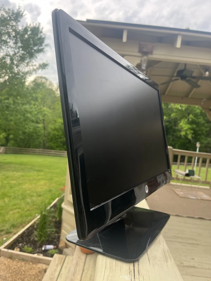 HP 2011x 20" Widescreen LCD Monitor 1600x900 VGA DVI NO CORDS - Image 3 of 4