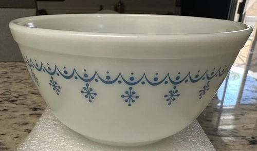Vintage Pyrex White Blue Garland Snowflake Nesting Bowl #402 1.5 QT