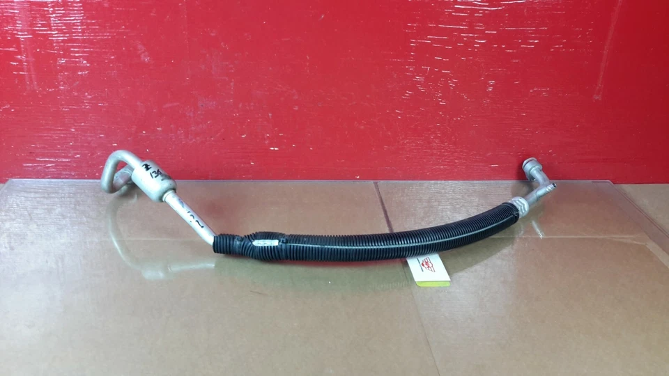 2010-2012 Lincoln MKT AC Refrigerant Suction Hose OEM 3.7L - Imagem 2 de 3