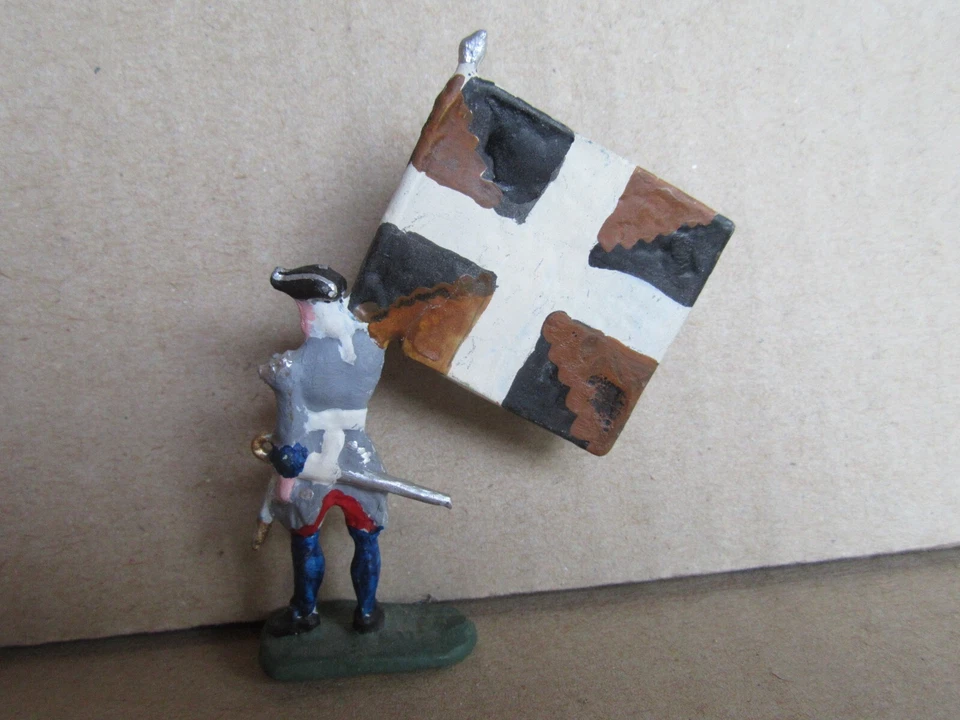 C302 Plat D'Etain Soldat Porte Drapeau Rgt Ile de France XVIII Siècle H 4.6 cm - Photo 2/3