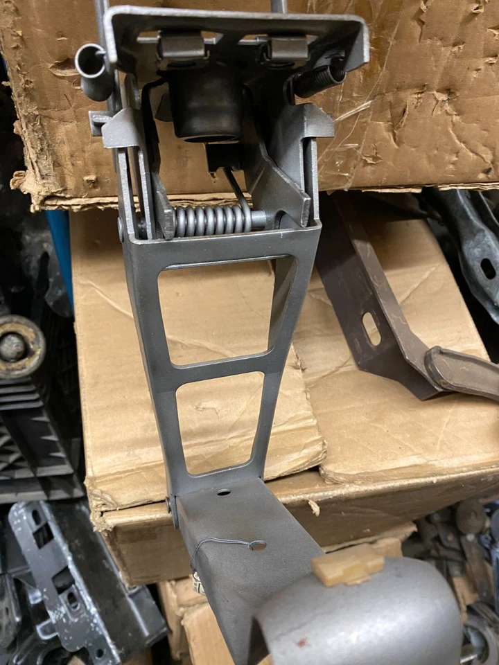 1966 FORD THUNDERBIRD ПЕРЕДНИЙ КАПОТ ЗАЩЕЛКА / ПОЙМАТЬ - Изображение 2 из 3