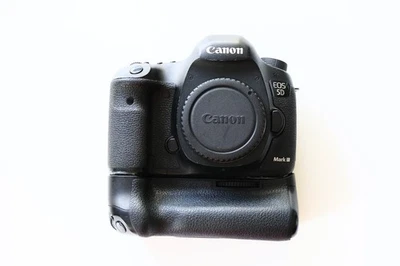Canon EOS 5D Mark III Kamera Body + BG-E11 Batteriegriff + OVP - Bild 1 von 4
