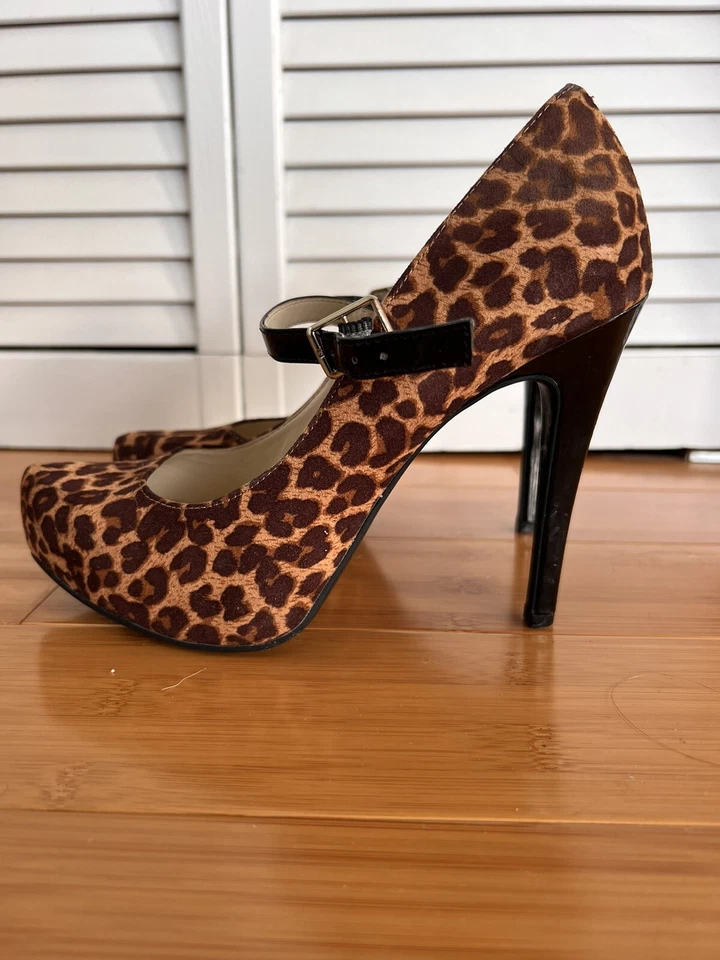 Zapatos BCBGeneration “Desfile” Estampado Animal Talla 7 Tacones Foto 3 de 4