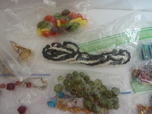 Vintage to Now Costume Jewelry Lot of 25 Bags ~ Necklaces, Bracelets, Earrings - Picture 5 of 10