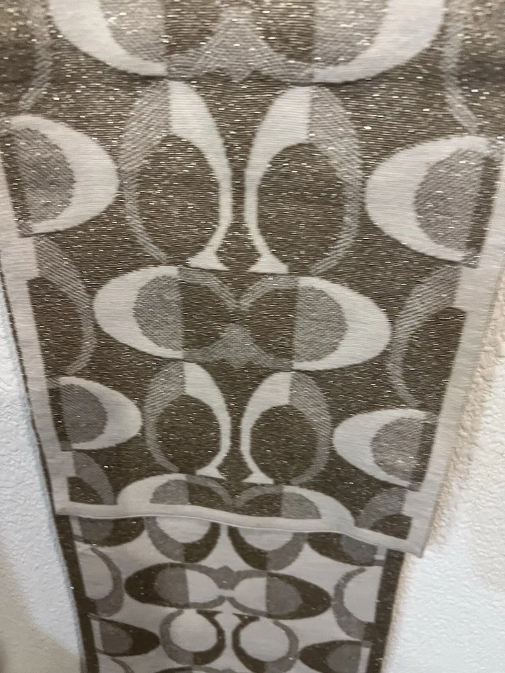 Женский шарф Coach с логотипом C двусторонний металлик шерстяная смесь кремовое золото - Изображение 2 из 4