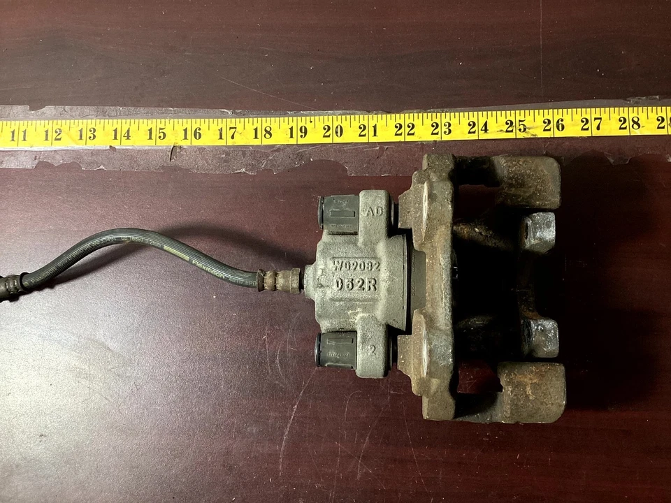 BMW 328I XDRIVE F30 2013-2016 sedán pinza de freno trasera izquierda del lado del conductor OEM. Foto 4 de 4