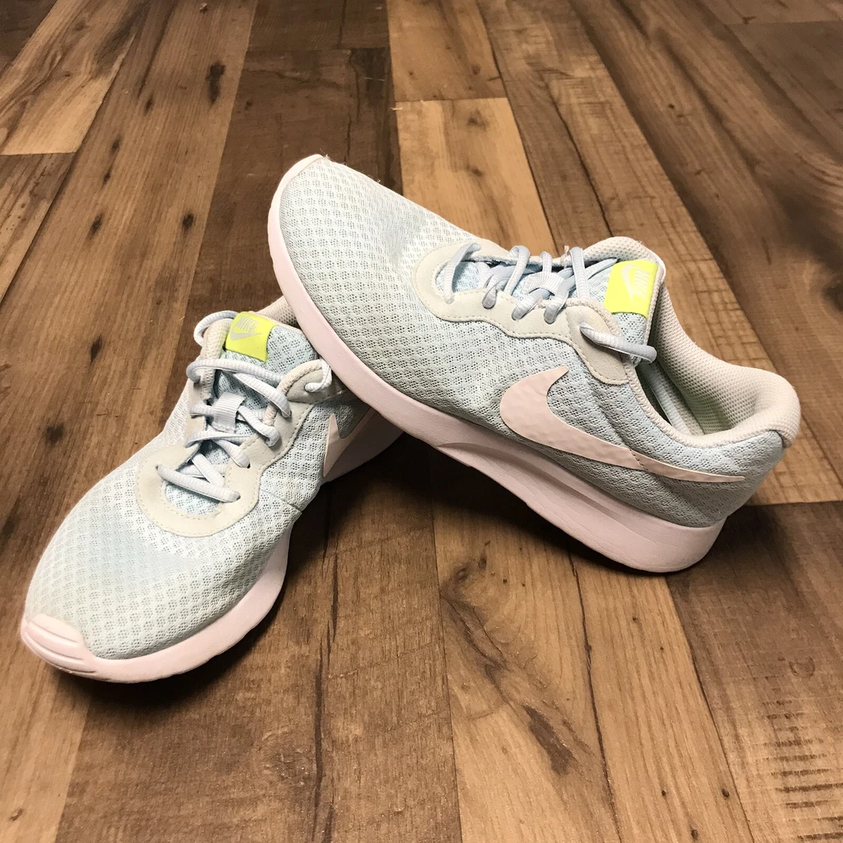 Nike tanjun women's athletic shoes white hotsell