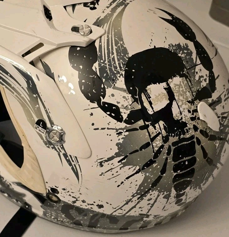 Casco rígido de motocicleta Scorpion King blanco calaveras negras  Foto 2 de 3