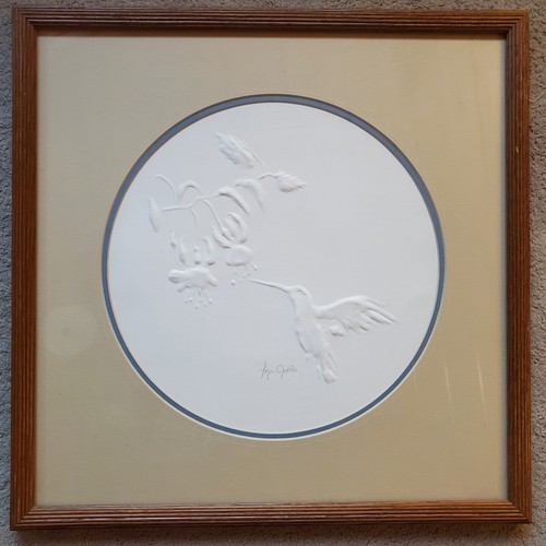 Arte en papel fundido en bajorrelieve original colibrí flor enmarcada mate 17" firmado - Imagen 4 de 11