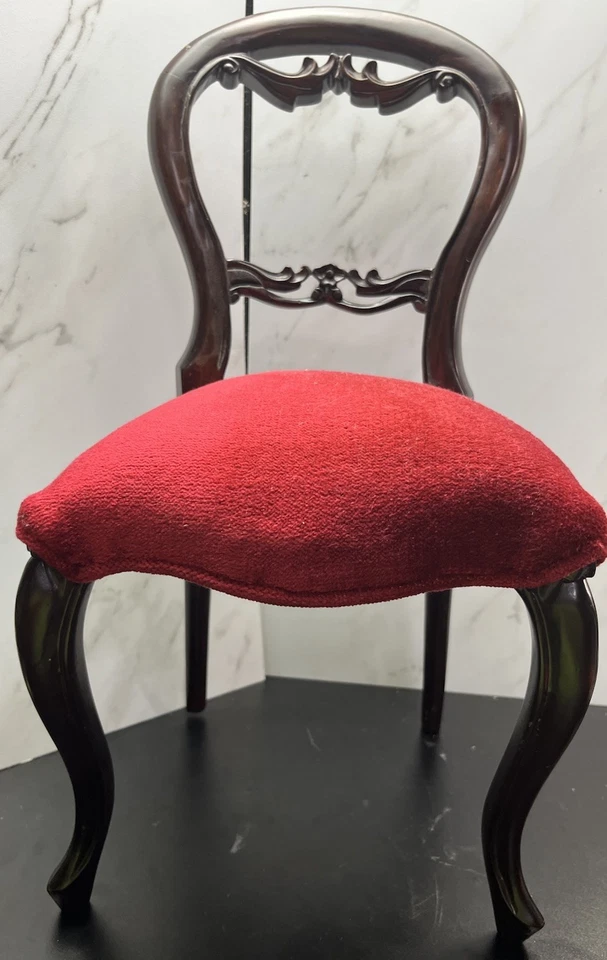 Silla de muñeca estilo victoriano con respaldo de globo - 17,75” de alto, tallada a mano indonesia Foto 2 de 4