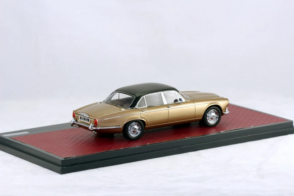 1:43 Matrix Scale Models MX40402-012 Daimler Double Six Vanden Plas S1 1973 MIB - Image 4 of 4