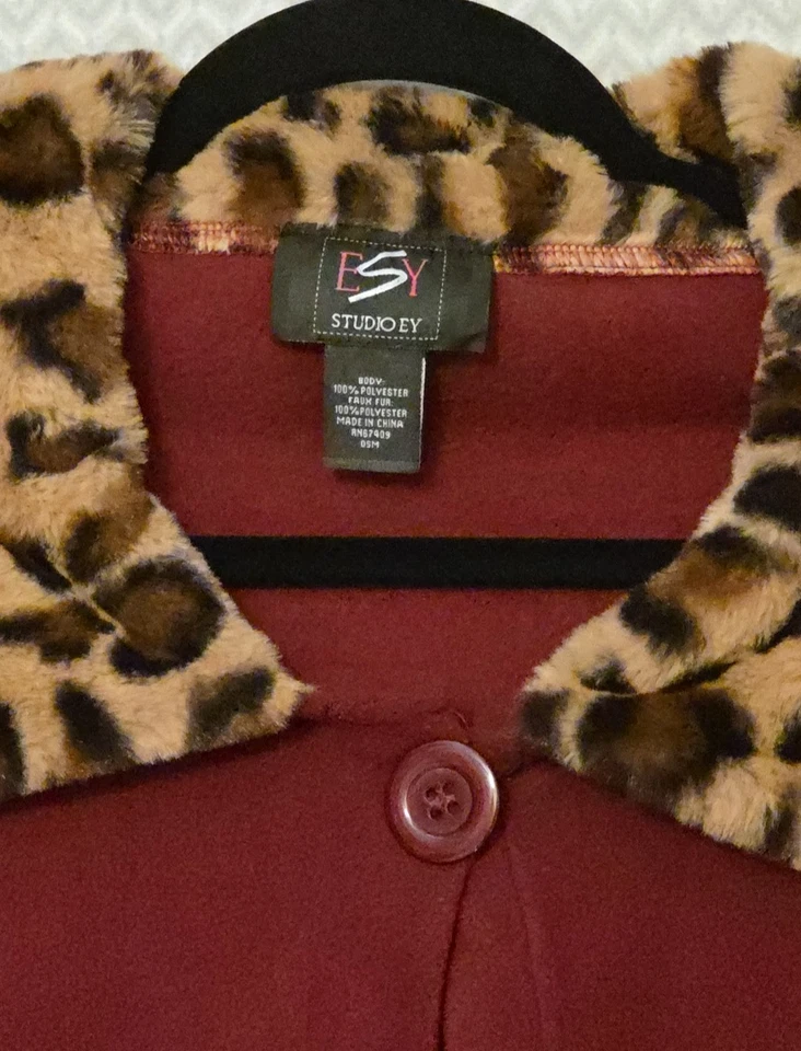 Capa roja con ribete de piel de leopardo sintética frente abierto para mujer talla única capa de hombro Foto 2 de 4