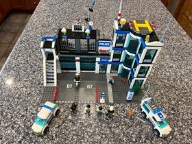 LEGO City: Police Station (7498), Retired Complete w/ Manual, Minifigs & Box, 