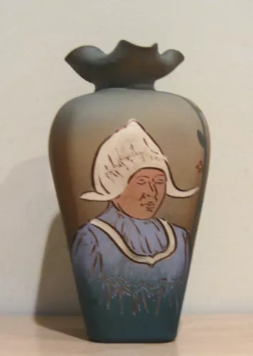 Weller 8 1/2" Dickensware Vase 