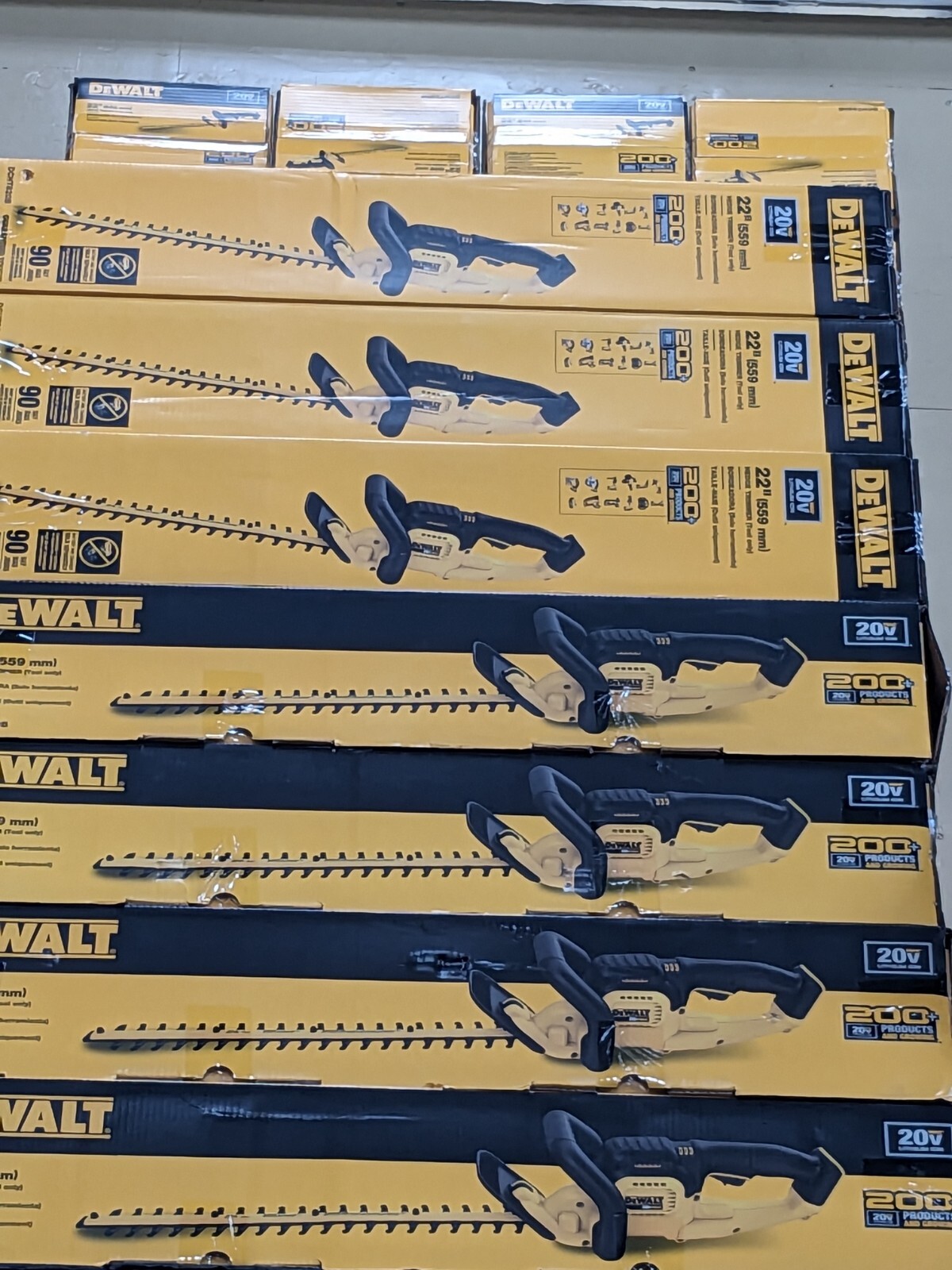 NEW IN BOX Dewalt DCHT820B 20V MAX LithiumIon 22 In. Hedge Trimmer