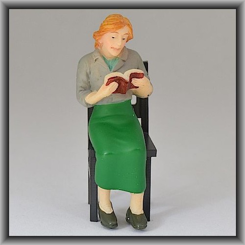Figura pintada a mano Dingler poliresina escala 1 mujer sentada, falda verde (100217-03) | Zustand: Neu
