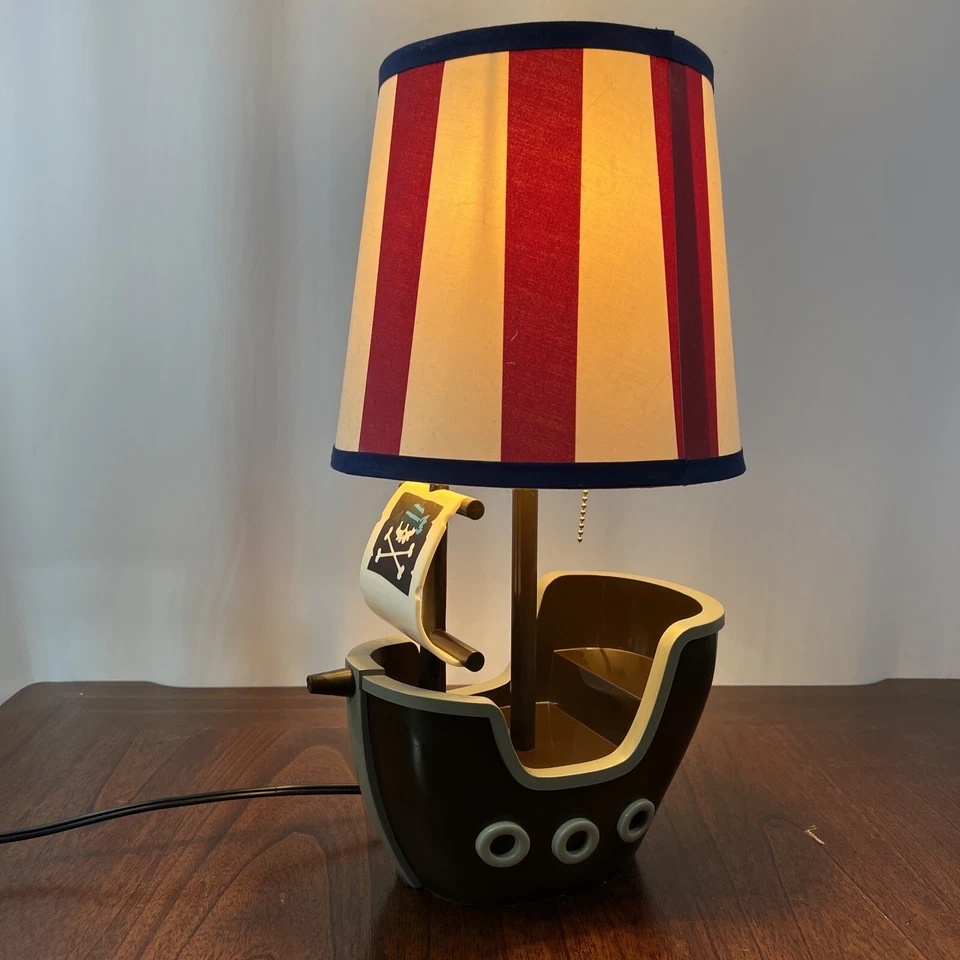 Lámpara de mesa Circo Pirate Adventure barco pirata con pantalla de lámpara a rayas rojas blancas Foto 3 de 4