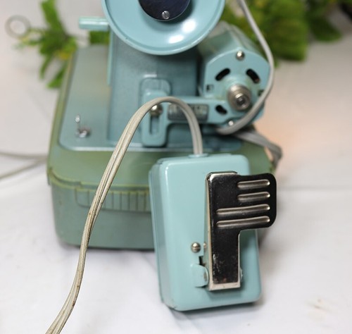⭐Vintage Singer 285K Sewing Machine with Accessories - Picture 3 of 7