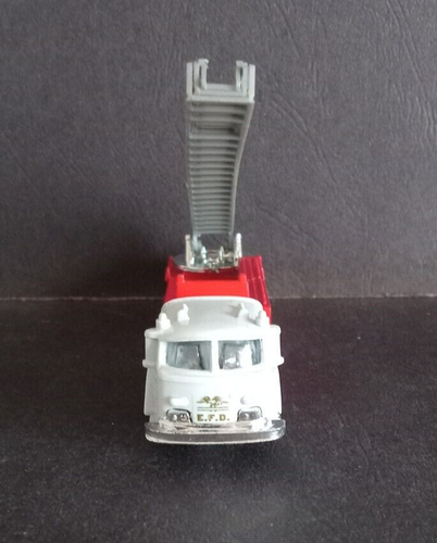 Model Power 7767 Fire Engine Hook and Ladder - Picture 5 of 6