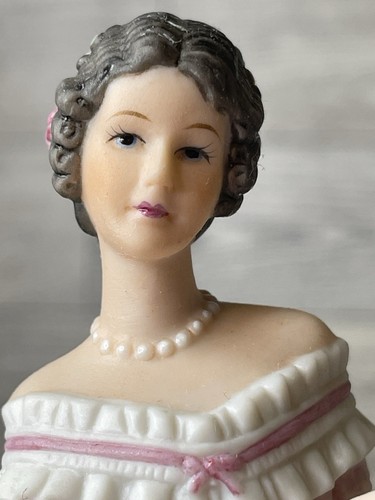 Lenox The Great Fashions Of History " Caroline " Porcelain Figurine - Picture 10 of 12