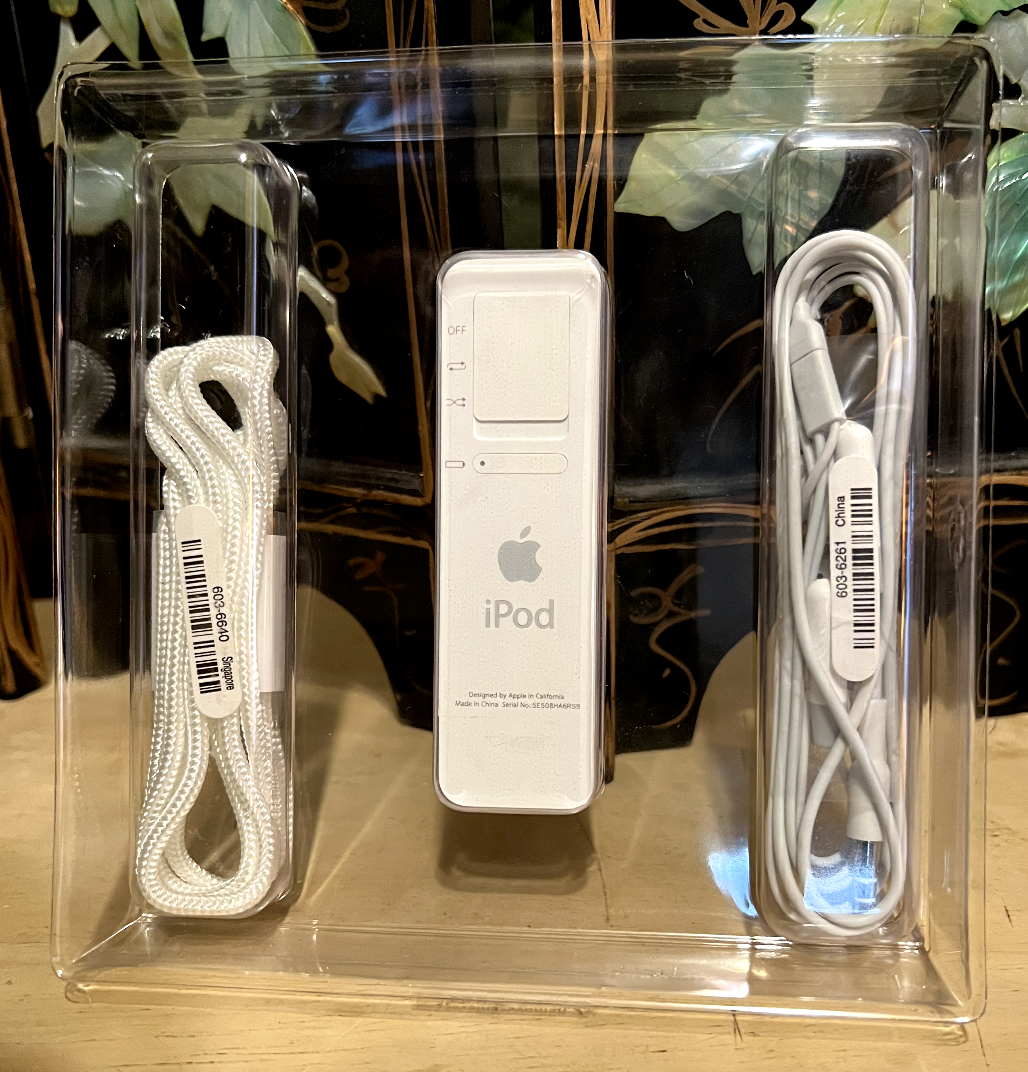 Apple iPod Shuffle 1st Generation 512MB White A112 M9724LL/A