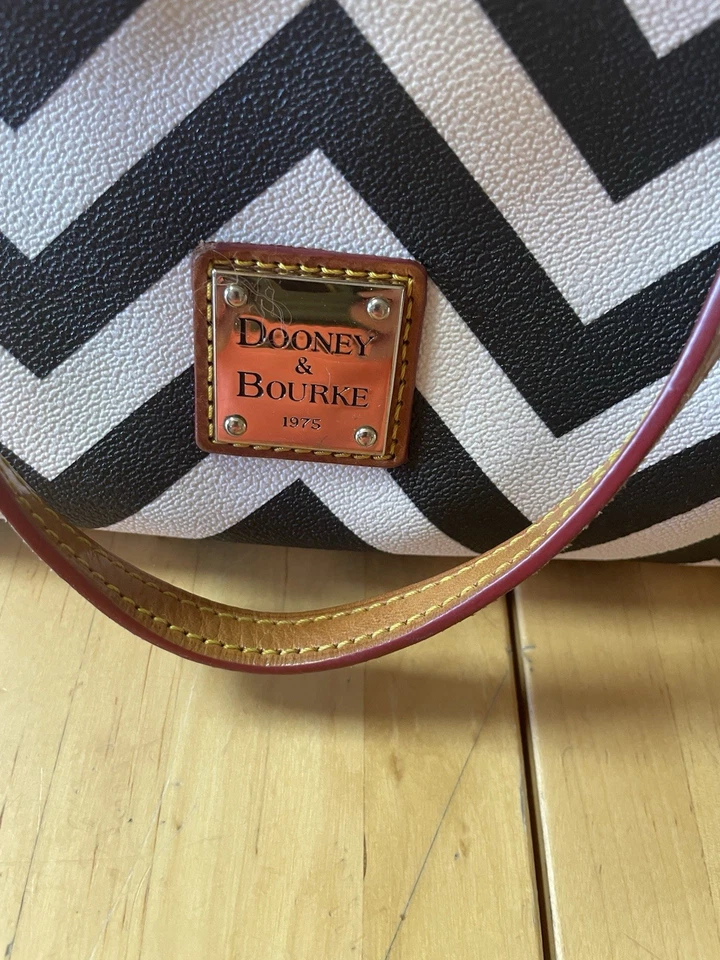 Bolso Chevron Dooney & Bourke blanco y negro con forro de lona roja Foto 2 de 4