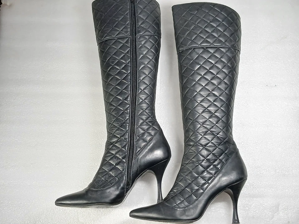 Delman 黑色绗缝皮革及膝靴 – 尺码 9M – 18 英寸杆身 – 高跟鞋 — 第 2/4 张图片