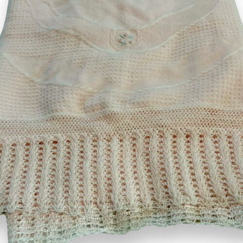 VTG Baby Blanket Acrylic Light Pink Embroidered Knit Crib 35x35” Roses Blue - Afbeelding 1 van 18