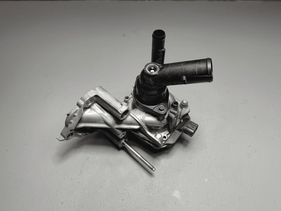 Conjunto de carcasa de bomba de agua refrigerante motor Toyota Venza 2021-2024 OEM Foto 2 de 4