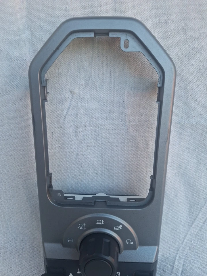 05-09 Land Rover LR3 OEM 4X4 Switch Console Panel YUD501850 - Image 3 of 4