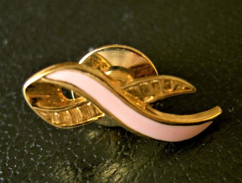 NICE AVON 1993 PINK BREAST CANCER AWARENESS RIBBON TAC SCATTER LAPEL PIN -7/8"