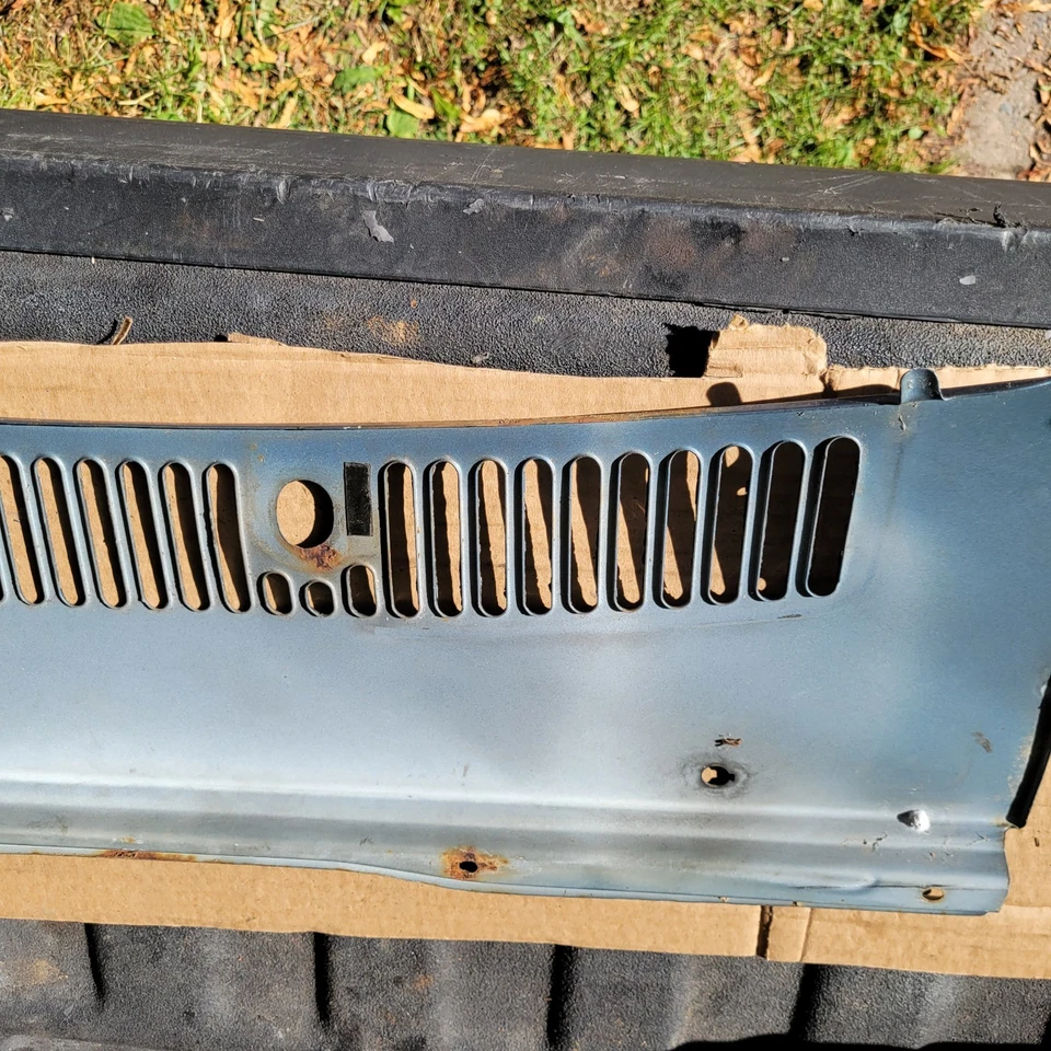 MAZDA RX7 FB GSL 1984-1985 LIMPIAPARABRISAS CUBIERTA CENTRAL MONTAJE REJILLA Foto 4 de 4