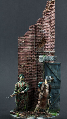 1/35 German Sniper & Scout in Street Fighting 1946 (diorama base & 2 figures)