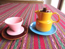 Melitta   -   Puppen - Kindergeschirr - Kaffeekanne - Filter - Teller  - Keramik