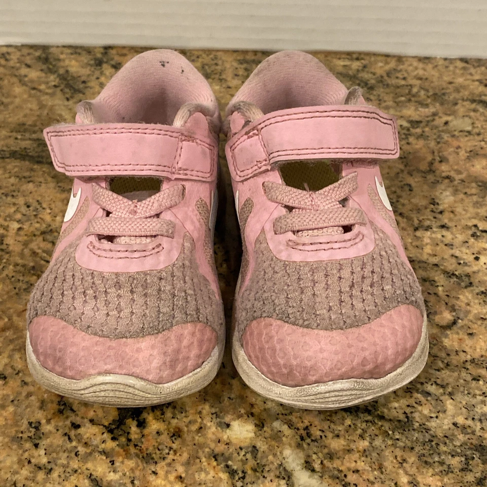 Nike Revolution Rosa Zapatos para Niños Pequeños Talla 5C Rosa Con Swoosh Blanco Foto 2 de 4