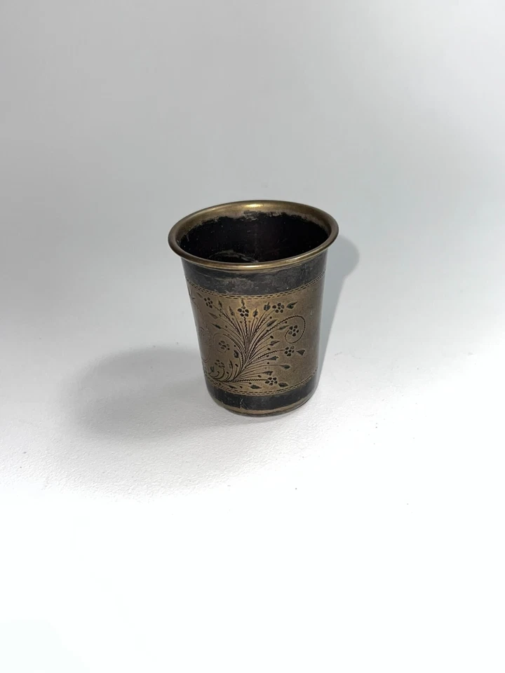 Antigua taza de vidrio de latón original antigua hecha a mano grabada 2,15" x 1,9" W Foto 3 de 4