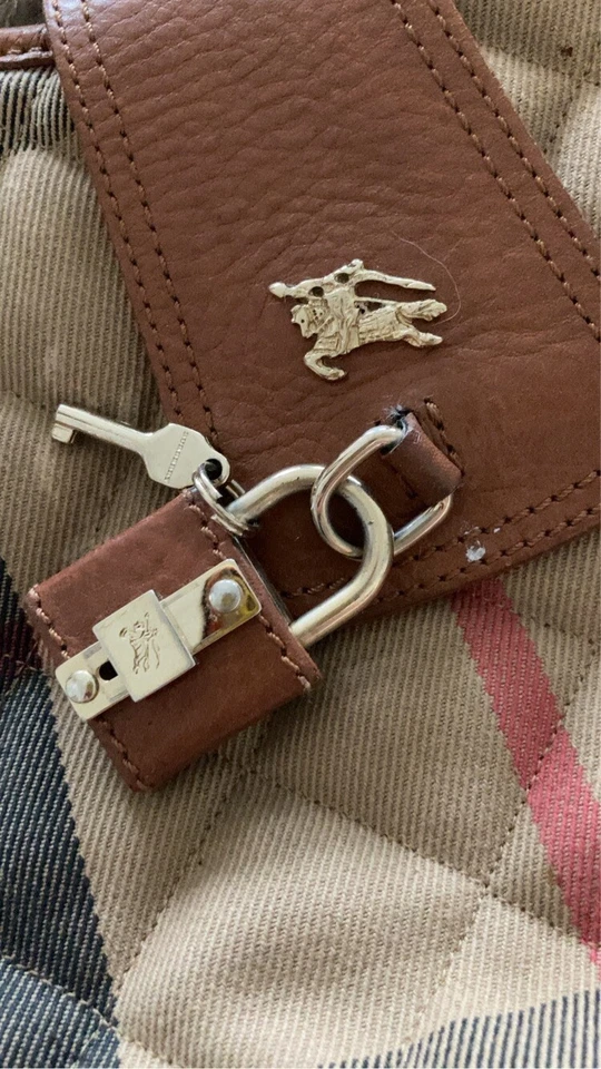 Auténtico bolso de mano Burberry acolchado a cuadros Foto 3 de 4