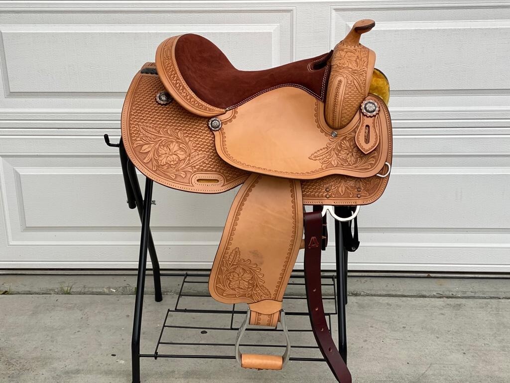 Modern Western Saddle Comfort: A Rider's Guide to Fit