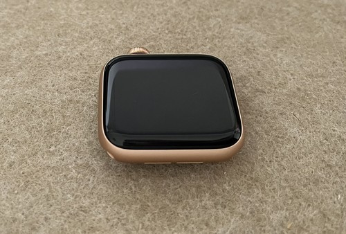 Apple Watch SE 40mm Gold Aluminium Case with Starlight Sport Band (GPS) - Picture 11 of 13