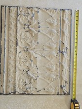 Ancien carrelage de plafond en étain pressé 23" X 19" avec finition crème