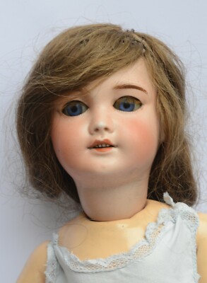 Poupée, tête en biscuit de porcelaine signée SFBJ 301 Paris