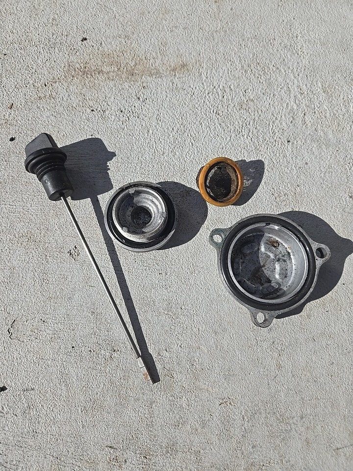 87 Yamaha Warrior 350 Oil Filter Cover Cap, oil drain plug, dipstick